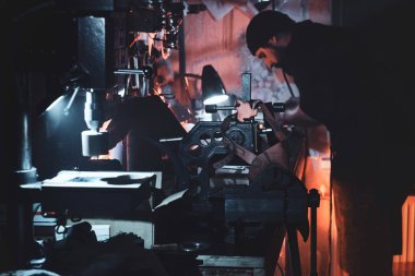 Yetenekli adam yeni bir tasarım yaratıyor.