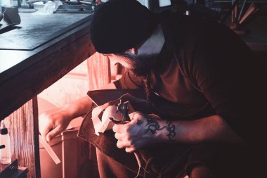 Yetenekli adam yeni bir tasarım yaratıyor.