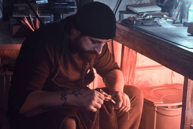 Yetenekli adam yeni bir tasarım yaratıyor.