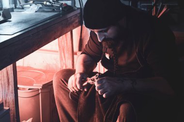 Yetenekli adam yeni bir tasarım yaratıyor.