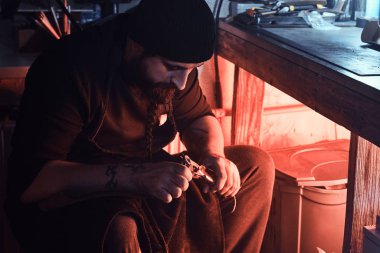 Yetenekli adam yeni bir tasarım yaratıyor.