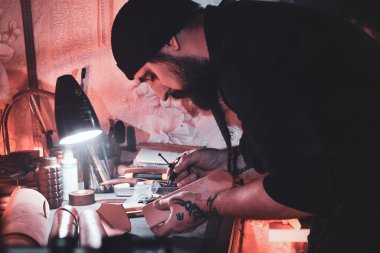 Yetenekli adam yeni bir tasarım yaratıyor.