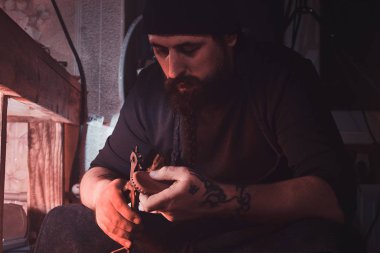 Yetenekli adam yeni bir tasarım yaratıyor.