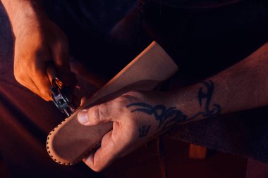 Yetenekli adam yeni bir tasarım yaratıyor.