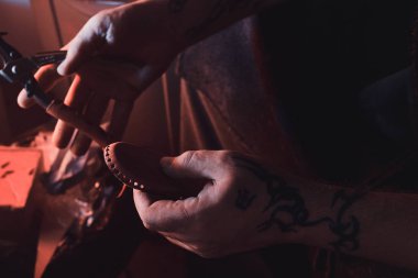 Yetenekli adam yeni bir tasarım yaratıyor.