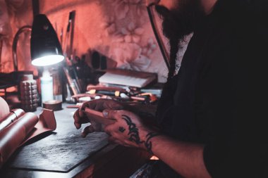 Yetenekli adam yeni bir tasarım yaratıyor.