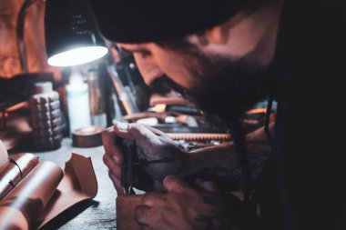 Yetenekli adam yeni bir tasarım yaratıyor.