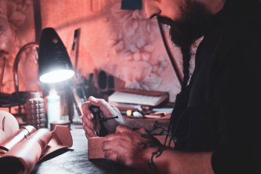 Yetenekli adam yeni bir tasarım yaratıyor.