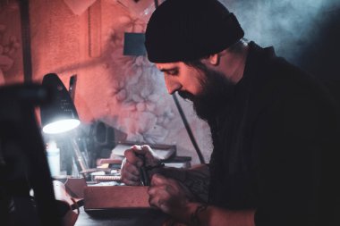 Yetenekli adam yeni bir tasarım yaratıyor.