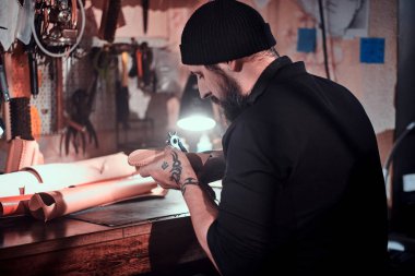 Yetenekli adam yeni bir tasarım yaratıyor.