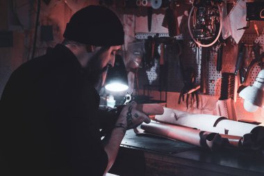 Yetenekli adam yeni bir tasarım yaratıyor.