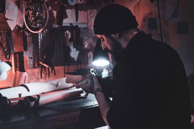 Yetenekli adam yeni bir tasarım yaratıyor.