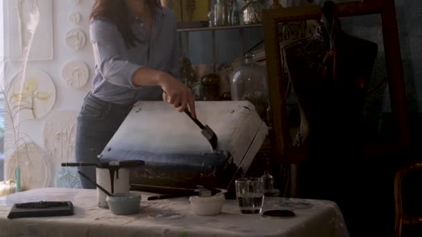 Kadın eski model bir çantayı boyuyor. — Stok video