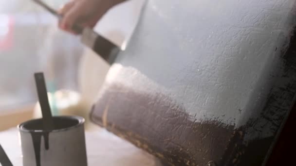 Mujer está coloreando caso viejo vintage — Vídeos de Stock