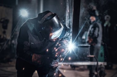 Adam işlek metal fabrikasında çalışıyor.