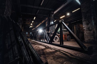 Adam metal fabrikasında çalışıyor.