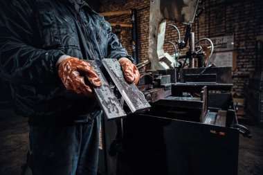 Adam metal fabrikasında çalışıyor.