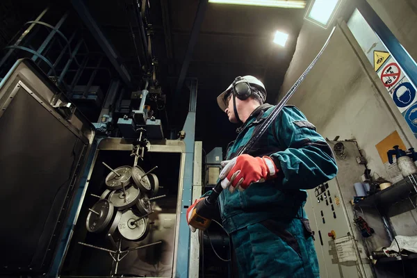 Man jobbar på metallfabriken. — Stockfoto