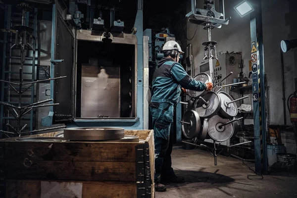 Homem está trabalhando na fábrica de metal ocupado — Fotografia de Stock