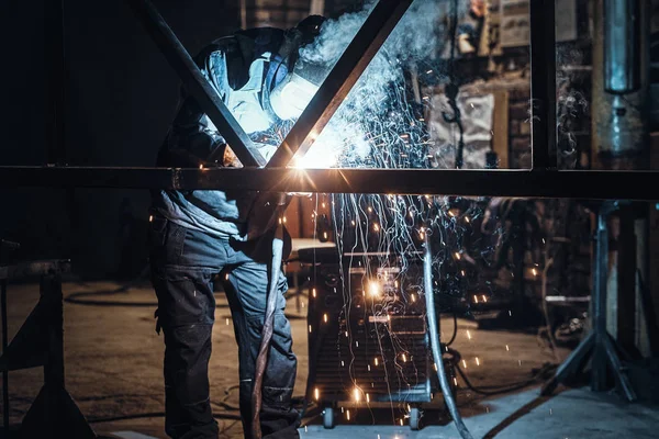 Чоловік працює на зайнятій металевій фабриці — стокове фото
