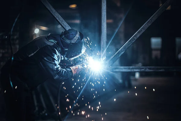 Homem está trabalhando na fábrica de metal ocupado — Fotografia de Stock