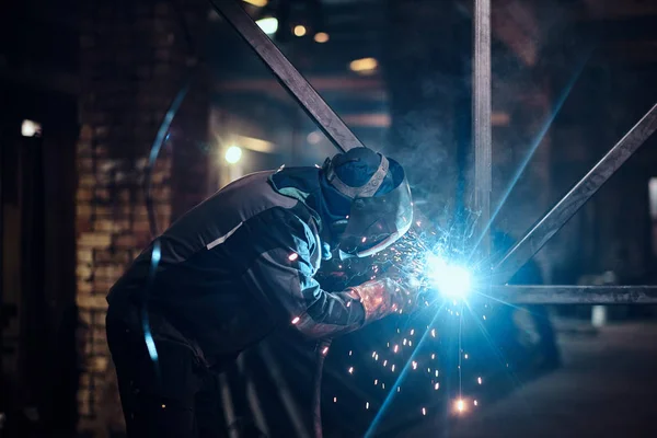 El hombre está trabajando en la fábrica de metal ocupado —  Fotos de Stock