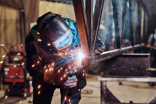 Homem está trabalhando na fábrica de metal ocupado — Fotografia de Stock