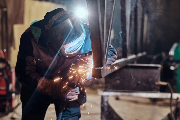 Mann arbeitet in der belebten Metallfabrik — Stockfoto