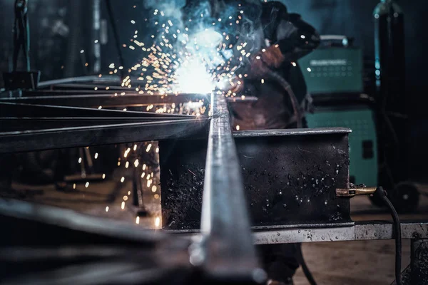 L'uomo sta lavorando alla fabbrica di metallo occupato — Foto Stock