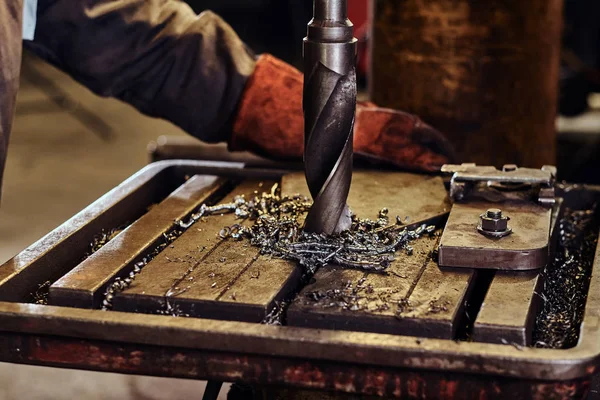 Man arbetar på metallfabrik — Stockfoto