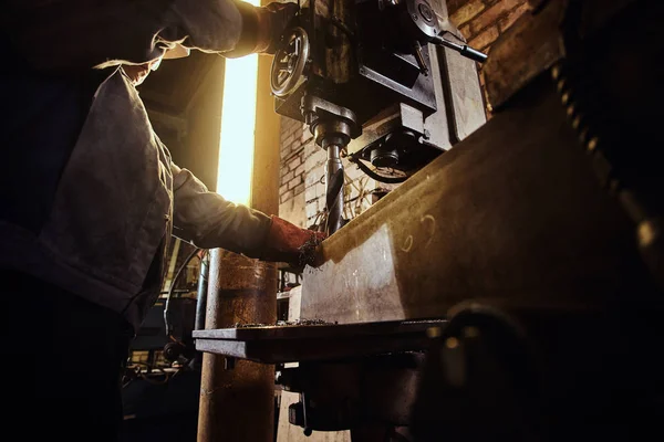 Людина працює на металургійному заводі — стокове фото