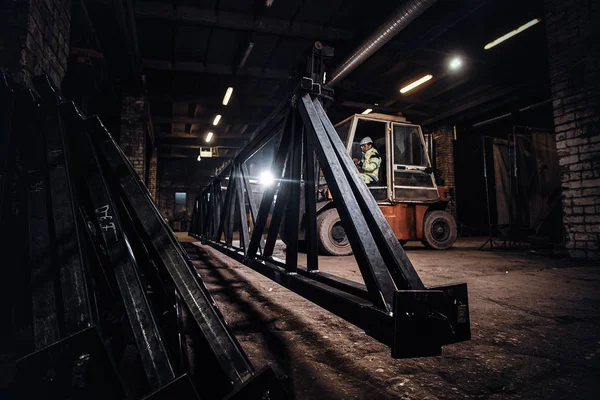 Homem está trabalhando na fábrica de metal — Fotografia de Stock