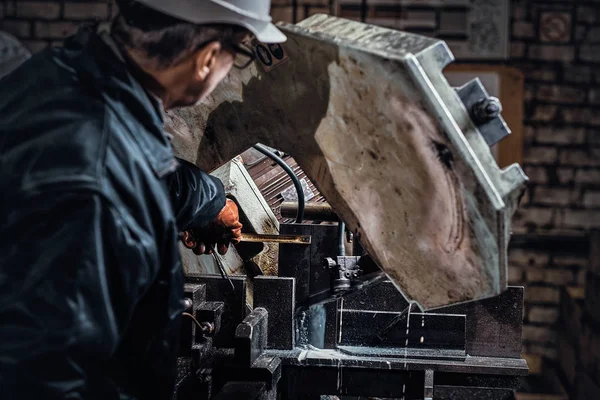 Mann arbeitet in Metallfabrik — Stockfoto