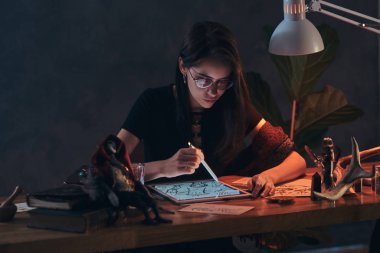 Güzel kukla ustasının portresi.