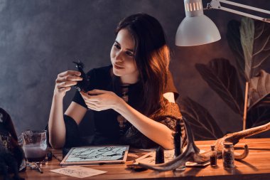 Güzel kukla ustasının portresi.