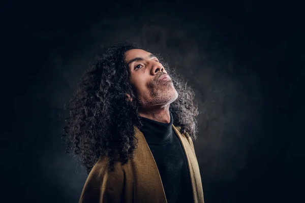 Retrato de encaracolado homem de cabelos longos no estúdio de fotos — Fotografia de Stock