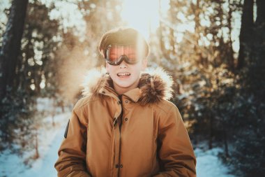 Ormandaki bir çocuğun portresi.