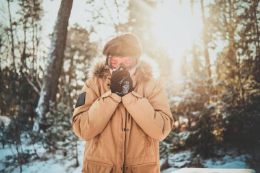 Ormandaki bir çocuğun portresi.