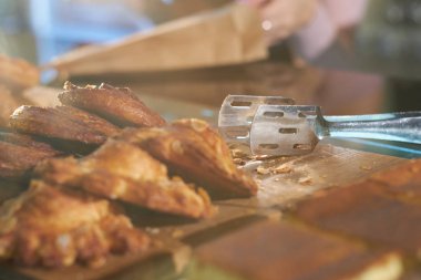 Pastanenin vitrininde yas tutan çörekler.