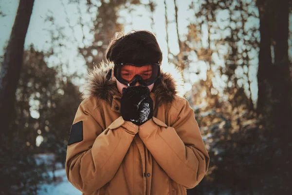 Retrato de um menino na floresta de inverno — Fotografia de Stock