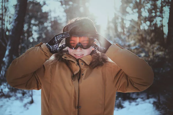 겨울 숲에 있는 소년 의사 진 — 스톡 사진