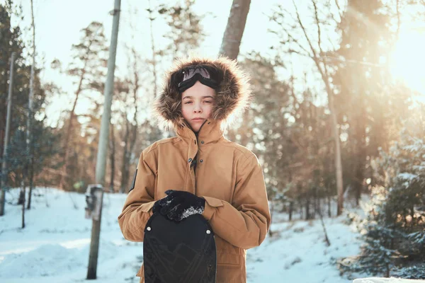 Πορτραίτο ενός αγοριού στο χειμερινό δάσος — Φωτογραφία Αρχείου