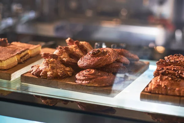 Sörjande bullar på displayen i bageributiken — Stockfoto