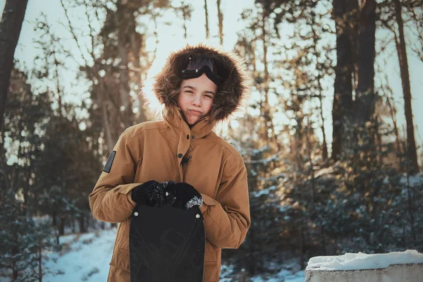 Retrato de un niño en el bosque de invierno — Foto de Stock