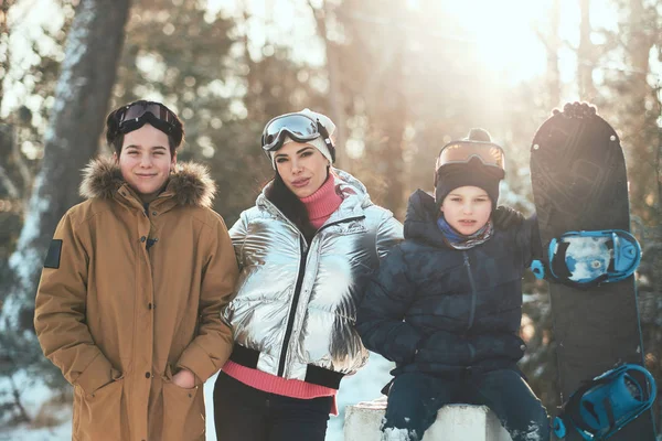 Φιλική οικογένεια με snowboard στο δάσος του χειμώνα — Φωτογραφία Αρχείου