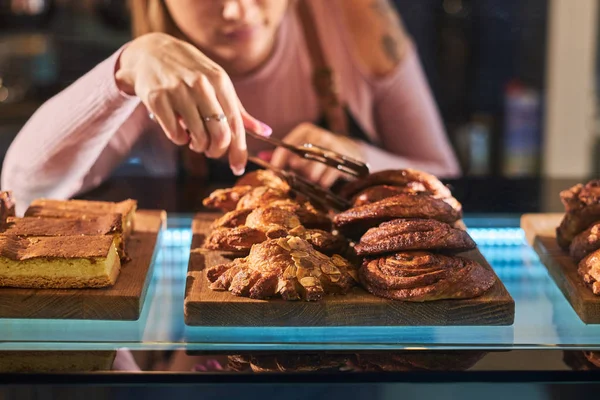 Donna sta lavorando con torte in panetteria — Foto Stock