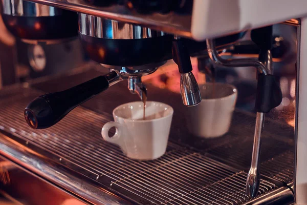 Świeże espresso z ekspresem do kawy — Zdjęcie stockowe