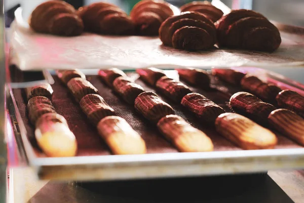 Tasty cookies are ready to be removed from the oven — Stock Photo, Image