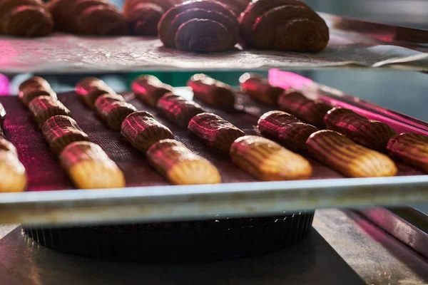 Tasty cookies are ready to be removed from the oven — Stock Photo, Image