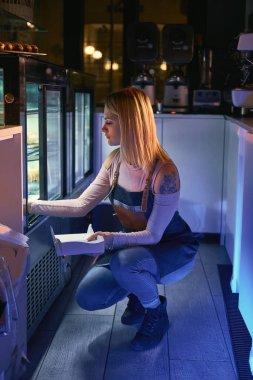 Kadın pastanede pastacıda çalışıyor.